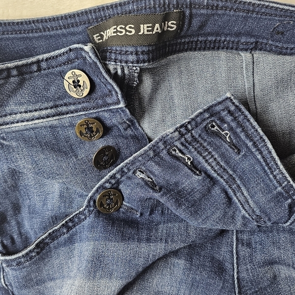Express Jean Shorts 8 Women’s button front denim Jorts - Picture 8 of 9